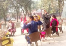 सरकारी कर्मचारियों को तनावमुक्त रखने के लिए विद्यालय में हुआ योग ब्रेक कार्यक्रम